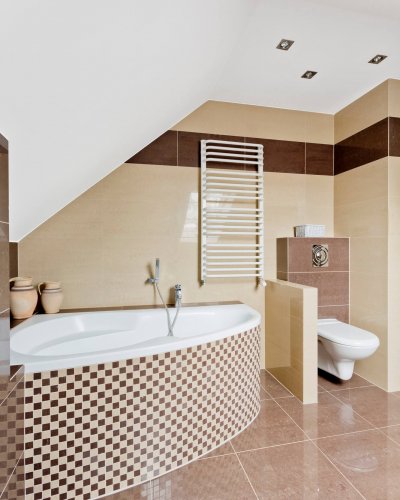badkamer met grijze tegels te Walem volledig gerenoveerd door Serge Cleynhens